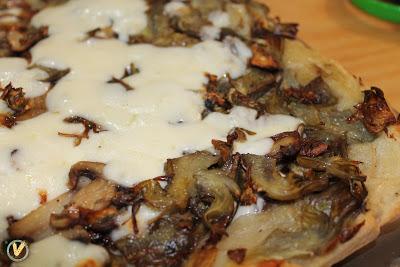 pizza rovesciata con carciofi, funghi e scamorza