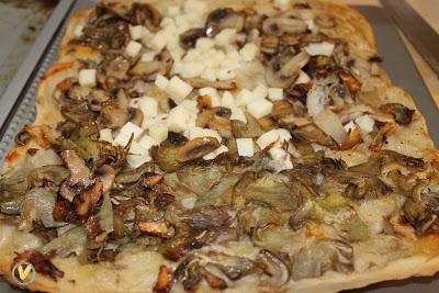 pizza rovesciata con carciofi, funghi e scamorza