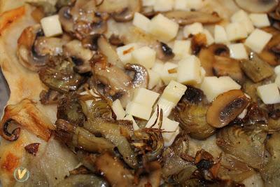 pizza rovesciata con carciofi, funghi e scamorza