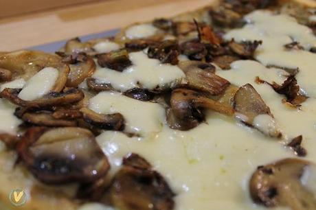 pizza rovesciata con carciofi, funghi e scamorza