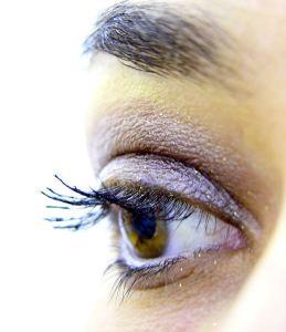 518px-Eye_lashes_with_makeup