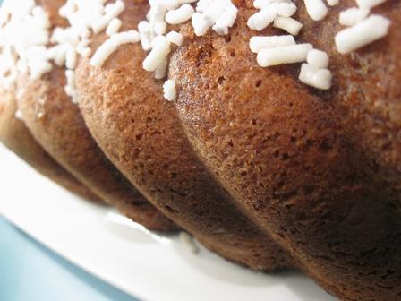 Plum cake con fette biscottate e amaretti