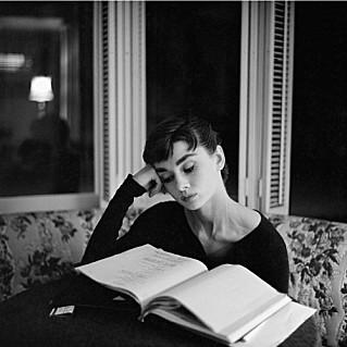 audrey-hepburn-bampw-book-reading-vintage-Favim.com-125346