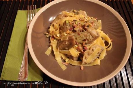 Tagliatelle con carciofi, latte di cocco e granella di pistacchi