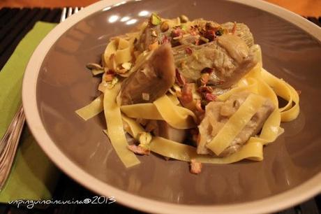 Tagliatelle con carciofi, latte di cocco e granella di pistacchi