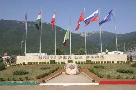 Le bandiere del Villaggio Italia di Pec/Peja in Kosovo. Missione NATO, Foto di Antonio Conte