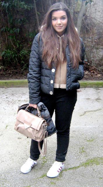 Gilet and sneakers to go shopping!