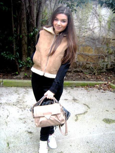 Gilet and sneakers to go shopping!