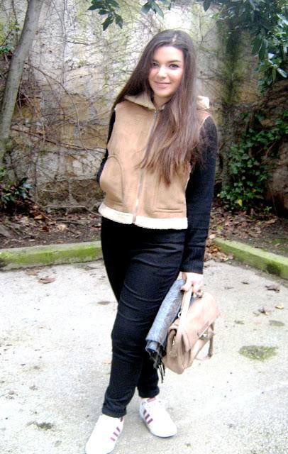 Gilet and sneakers to go shopping!