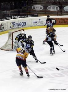 Hockey  su ghiaccio: riparte il campionato… Asiago cerca nuovamente la vittoria, il Bolzano tenta di riprendere la marcia nel derby contro il Renon. (by Vito De Romeo)