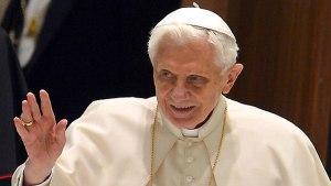 Le occhiaie scure di Benedetto XVI e la debolezza fisica fanno temere una causa indipendente dalla sua volontà