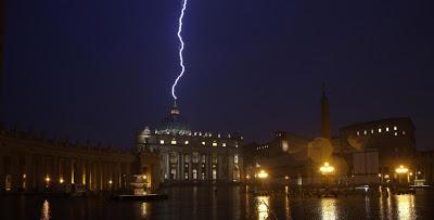 UN FULMINE COLPISCE LA CUPOLA DI SAN PIETRO (...NEL GIORNO IN CUI SI E' DIMESSEO IL PAPA)