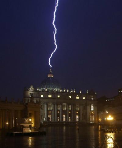 UN FULMINE COLPISCE LA CUPOLA DI SAN PIETRO (...NEL GIORNO IN CUI SI E' DIMESSEO IL PAPA)