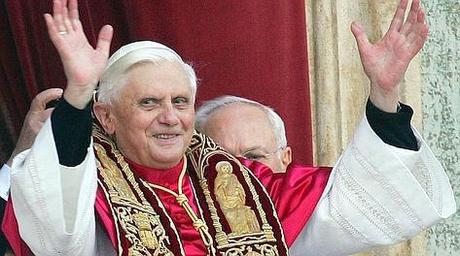 Papa Benedetto XVI, il tedesco Joseph Ratzinger, alla sua prima apparizione sulla Loggia delle benedizioni della Basilica di San Pietro, subito dopo l'elezione. Ansa