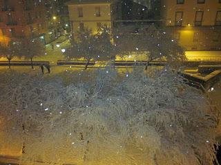 Neve su un borgo altrimenti normale