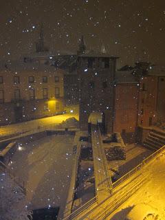 Neve su un borgo altrimenti normale