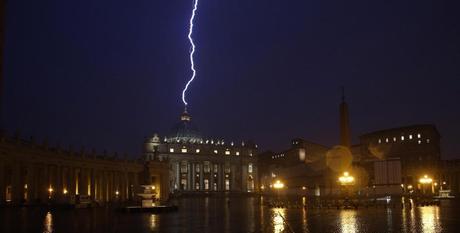 dimissioni papa Dimissioni Papa, foto fulmine a San Pietro: icona dellevento