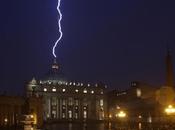 Dimissioni Papa, foto fulmine Pietro: icona dell’evento