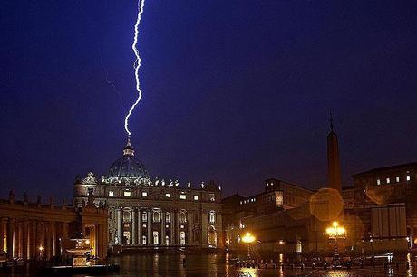 Se ne va un uomo vecchio, solo e drammaticamente superato dalla storia. Il Vaticano troverà di sicuro qualcuno peggiore.