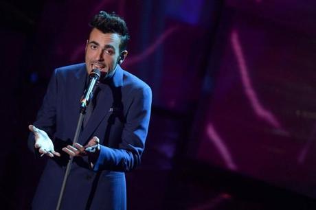 TAGLIO DI CAPELLI E ABITO DI MARCO MENGONI A SANREMO 2013 PRIMA SERATA