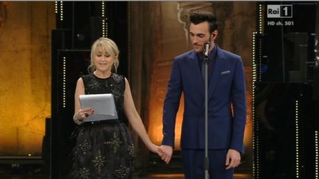 TAGLIO DI CAPELLI E ABITO DI MARCO MENGONI A SANREMO 2013 PRIMA SERATA