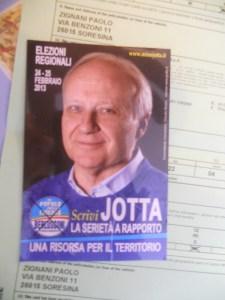 Il santino poggia su un'assicurazione automobilistica. Visto che Jotta è stato anche vicepresidente Aci penso che non stoni