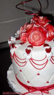 Torta per San Valentino con rose rosse