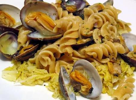 Fusilli di kamut con vongole e verze brasate