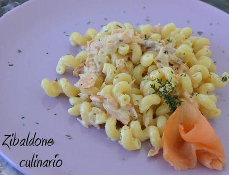 Pasta al salmone con formaggio alle erbe