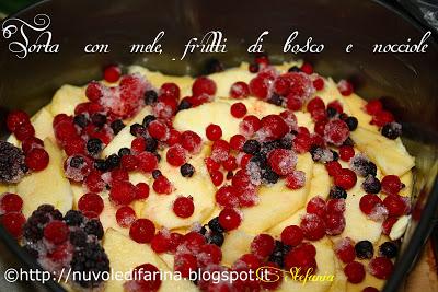 Torta con mele, frutti di bosco e nocciole per San Valentino