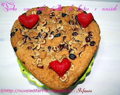 Torta con mele, frutti di bosco e nocciole per San Valentino