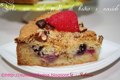 Torta con mele, frutti di bosco e nocciole per San Valentino