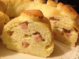 CIAMBELLA RUSTICA RIPIENA CON PROSCIUTTO COTTO, SPECK E FORMAGGI