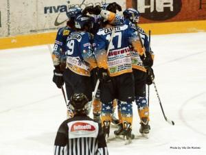 Hockey su ghiaccio: l’Asiago, nonostante uno “strano” arbitraggio, batte un Milano nervoso e frustrato,  assicurandosi il primato nel Relegation Round. Tifosi milanesi in trasferta da censurare! Il Valpusteria batte il Bolzano e torna in vetta alla cla...