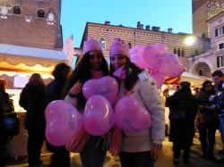 le ragazze che distribuiscono i palloncini rosa a forma di cuore a Verona in Love