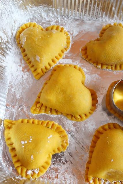 Ravioloni di pesce con pesto di agrumi