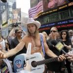 New York, il “cowboy nudo” di Times Square si è sposato