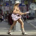 New York, il “cowboy nudo” di Times Square si è sposato