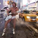 New York, il “cowboy nudo” di Times Square si è sposato