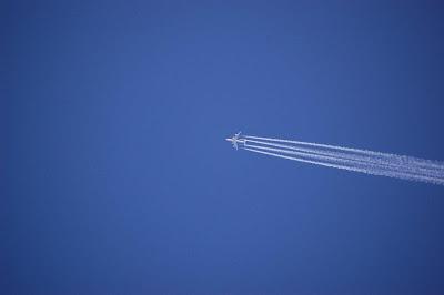 Scie di condensa? Asimmetriche interrotte, troppo vicine al motore