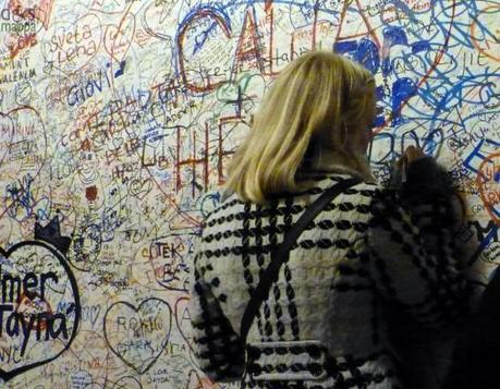 graffiti d'amore alla casa di giulietta a verona