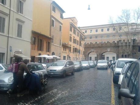 Il vero motivo per cui il Papa si è dimesso. Direste che queste strade si trovano a 30 metri da San Pietro in Vaticano?