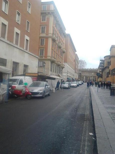 Il vero motivo per cui il Papa si è dimesso. Direste che queste strade si trovano a 30 metri da San Pietro in Vaticano?
