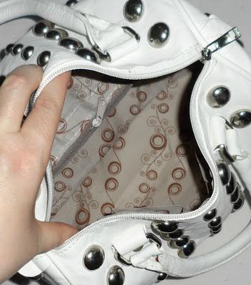 J&M; pochette con borchie.