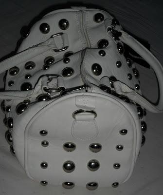 J&M; pochette con borchie.