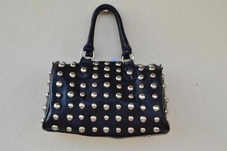 J&M; pochette con borchie.