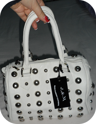 J&M; pochette con borchie.