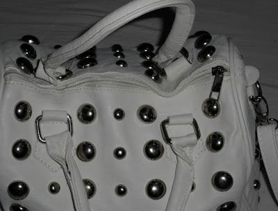 J&M; pochette con borchie.