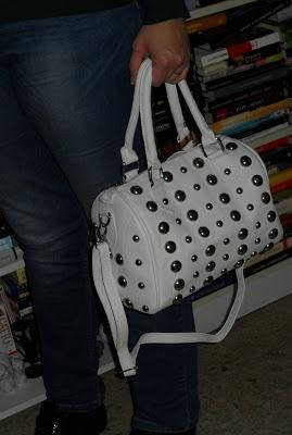 J&M; pochette con borchie.