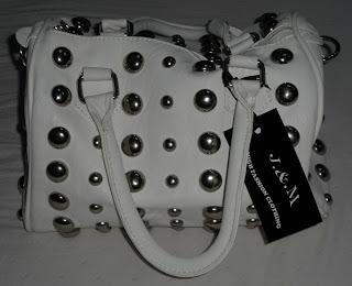 J&M; pochette con borchie.